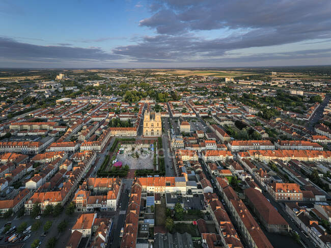 Frankreich, Marne, Vitry-le-Francois, Luftaufnahme der Stadt in der Abenddämmerung mit klarer Horizontlinie im Hintergrund — Stockfoto