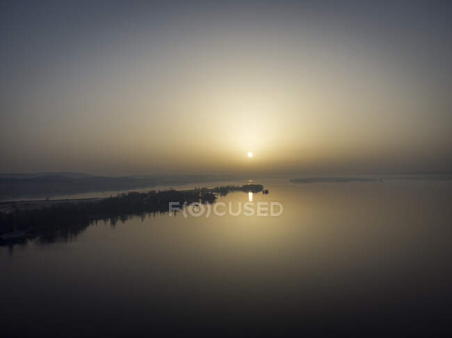 Luftaufnahme der Halbinsel Mettnau bei Sonnenaufgang — Stockfoto