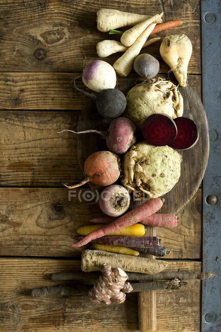 Verdure invernali su fondo rustico in legno — Foto stock