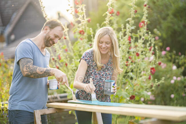 Paar bemalt Holzplanke im Garten — Stockfoto