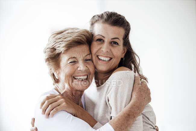 Allegro anziana donna abbracciando sorridente nipote — Foto stock
