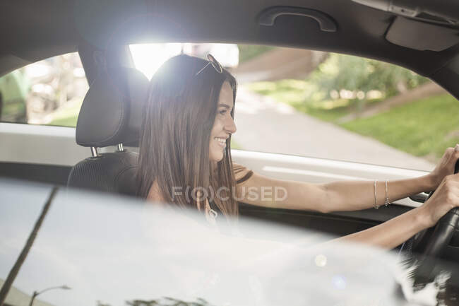 Sourire femme heureuse voiture de conduite — Photo de stock