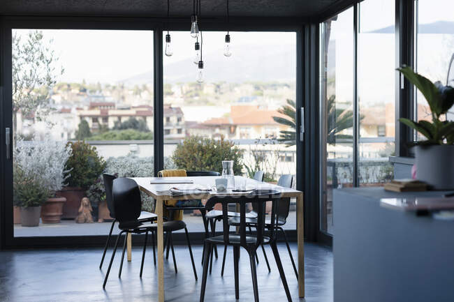 Tavolo da pranzo con finestre trasparenti a casa — Foto stock