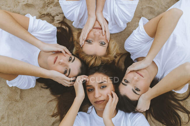 Belle amiche distese sulla sabbia durante il fine settimana — Foto stock