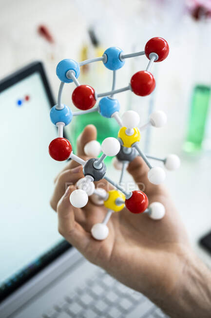 Wissenschaftler mit molekularer Struktur im Labor — Stockfoto