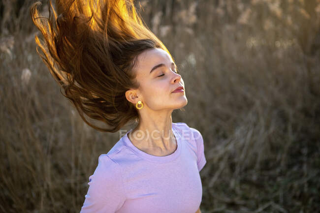Hermosa mujer con cabello castaño largo en la naturaleza - foto de stock