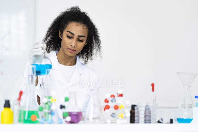 Joven química femenina trabajando en un laboratorio de química - foto de stock