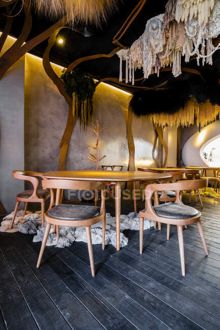 Mesas de jantar e cadeiras com decoração em restaurante — Fotografia de Stock