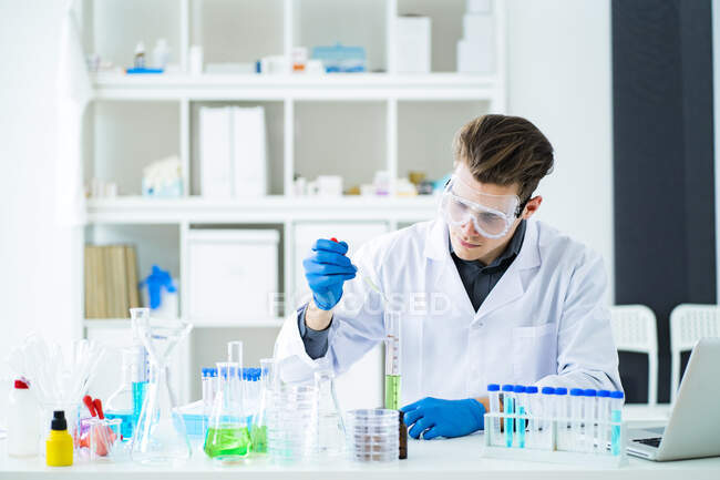Homme scientifique travaillant en laboratoire — Photo de stock