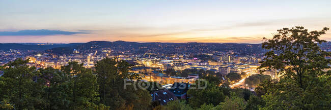 Deutschland, Baden-Württemberg, Stuttgart, Stadtpanorama von der Spitze des Uhlandshohe in der Abenddämmerung — Stockfoto