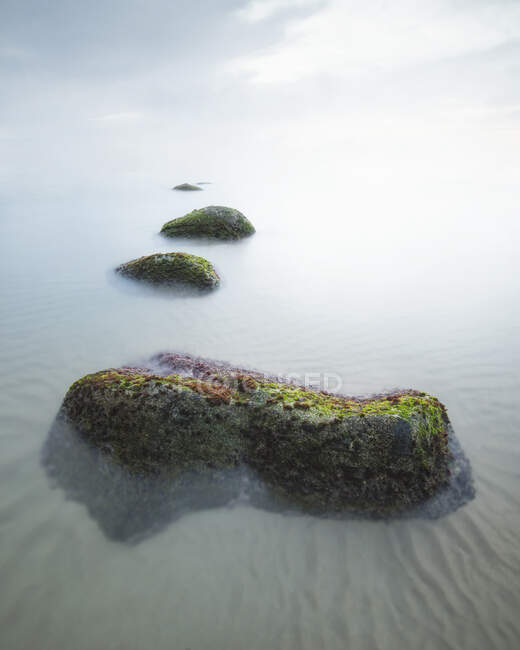 Formations rocheuses en mer contre ciel — Photo de stock