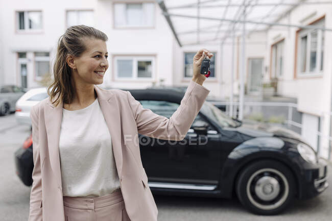Lächelnde Geschäftsfrau mit Autoschlüssel — Stockfoto