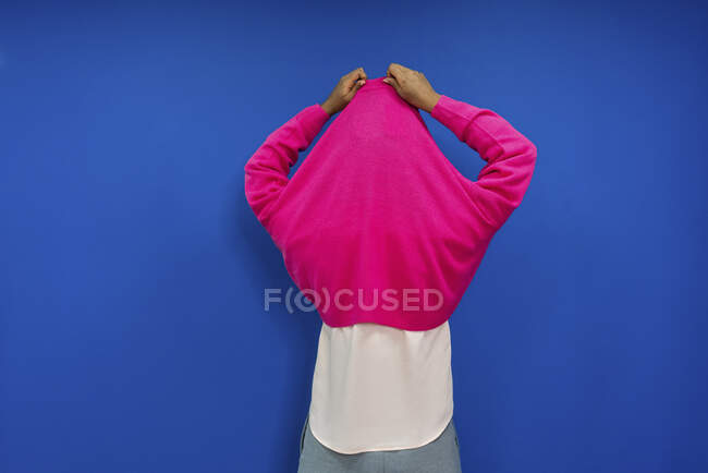 Жінки - професіонали з піднятими руками зняли з офісу светр - сорочку. — стокове фото