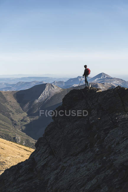 Männlicher Wanderer erkundet Berg bei klarem Himmel — Stockfoto