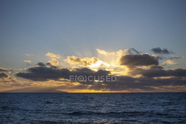 Облака над морем на закате — стоковое фото