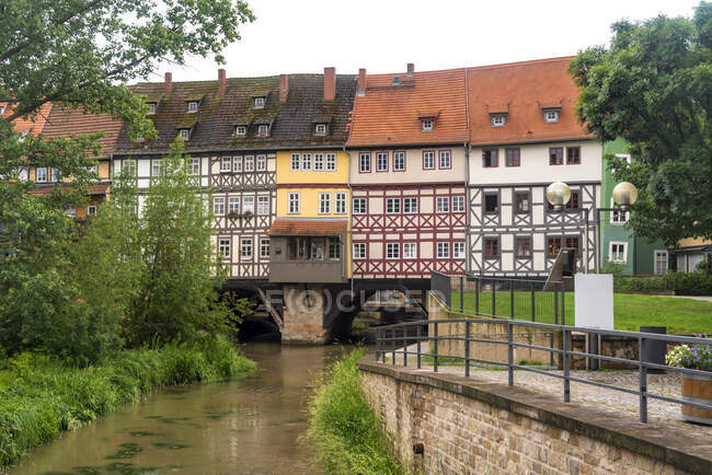 Germany, Erfurt, Karmerbrucke with the historic houses on Gera river — Stock Photo