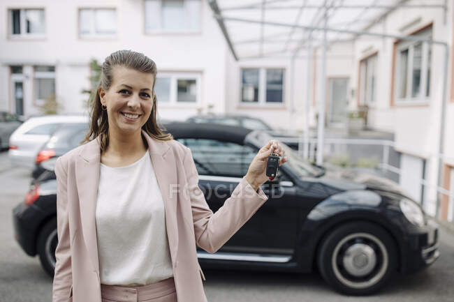 Ritratto di donna d'affari sorridente che tiene le chiavi dell'automobile — Foto stock