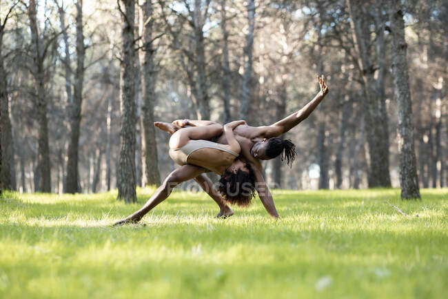 Due ballerini professionisti che si esibiscono in biancheria intima in mezzo alla foresta — Foto stock