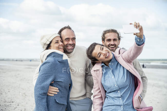 Groupe d'amis prenant selfie à la plage — Photo de stock