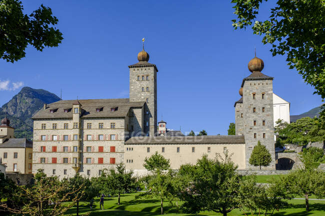 Швейцарія, Вале, Бріг Гліс, Палац Стокальпер влітку. — стокове фото