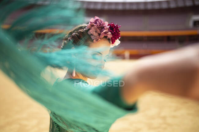 Танцівниця фламенко пересуває фланги сукні під час танців у кільцях. — стокове фото