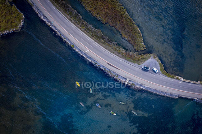 Veduta aerea dell'autostrada che si estende lungo la riva del fiume Rodano — Foto stock