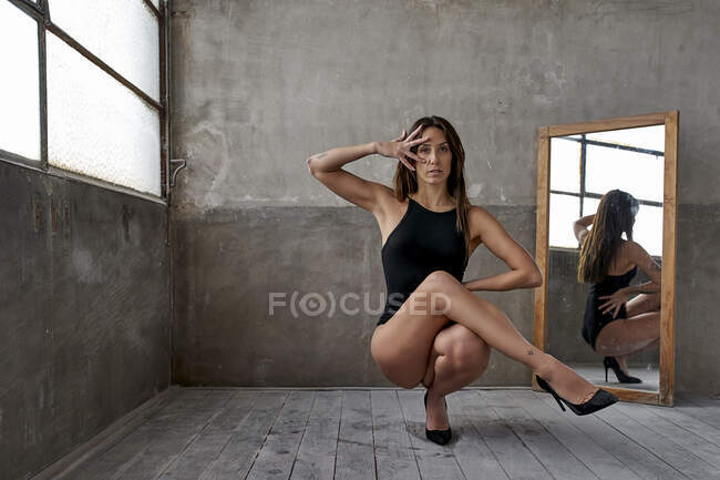 Danseuse confiante équilibrant avec des talons hauts tout en pratiquant au studio de danse — Photo de stock