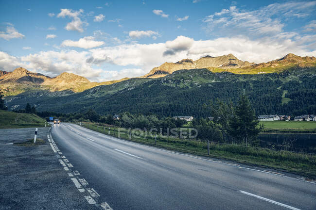 Асфальтовая дорога в долине Энгадин — стоковое фото