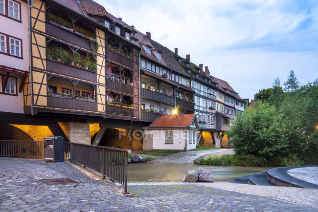 Germania, Erfurt, Karmerbrucke con le case storiche sul fiume Gera — Foto stock