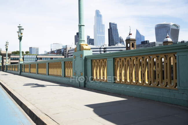 Regno Unito, Inghilterra, Londra, Ponte vuoto con skyline della città sullo sfondo — Foto stock