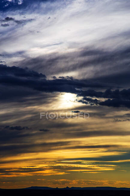 Cielo nuvoloso durante il tramonto al Petrified Forest National Park, Arizona, USA — Foto stock