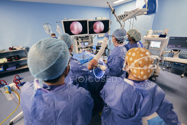Лікар аналізує ендоскоп на моніторі комп'ютера, стоячи в операційній. — стокове фото