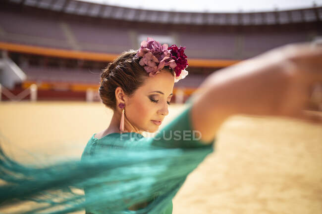Танцівниця фламенко, одягнена в квіти з заплющеними очима, танцює кільцем. — стокове фото