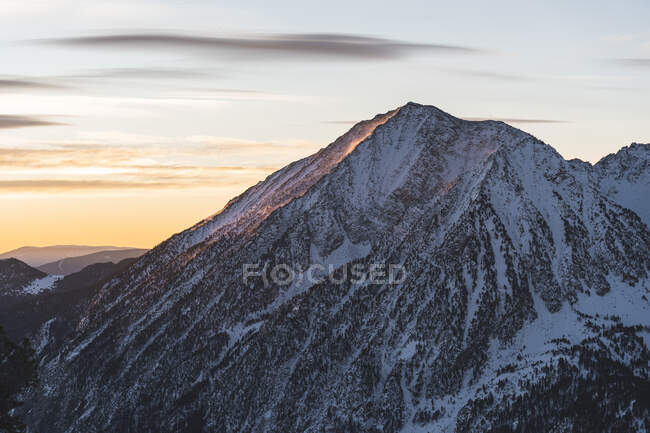Picco innevato montagna durante l'alba — Foto stock