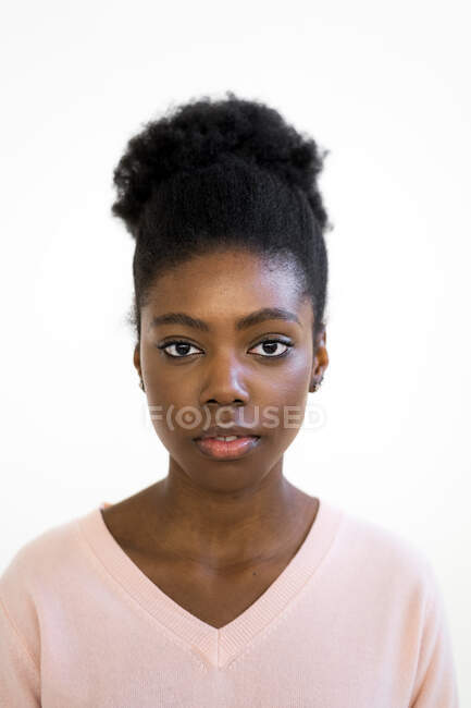 Junge Frau starrt vor weißem Hintergrund — Stockfoto