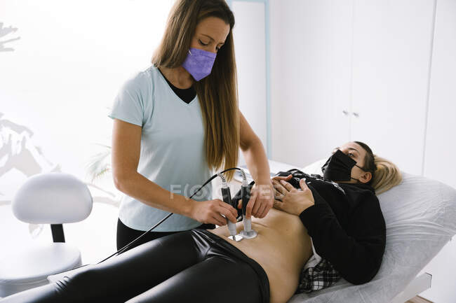 Жінка з ультразвуковою терапією акушерки під час COVID-19 — стокове фото