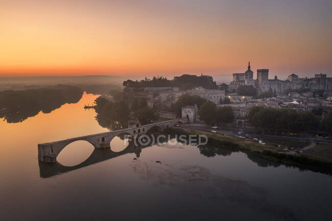 França, Provence-Alpes-Cote dAzur, Vista aérea ou rio Rhone e Pont Saint-Benezet ponte ao amanhecer — Fotografia de Stock