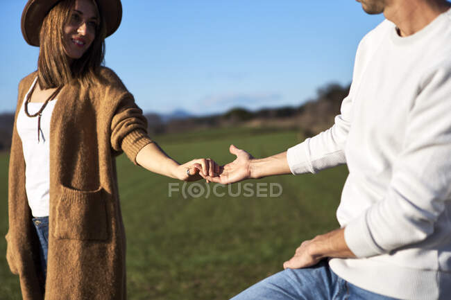 Красивые картинки на аву девушка тянет парня за руку — подборка