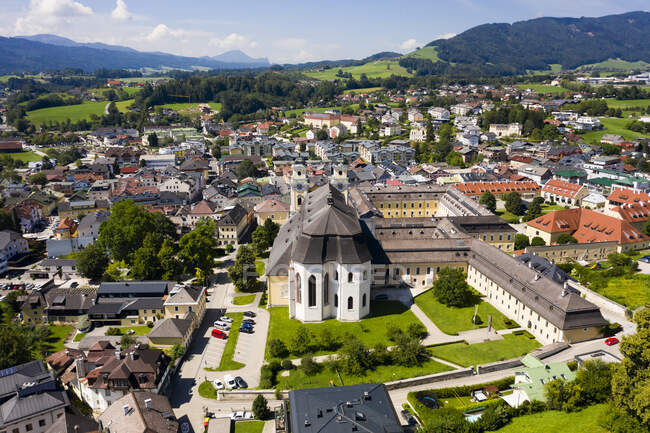 Áustria, Alta Áustria, Mondsee, Vista aérea da Abadia de Mondsee e da cidade circundante no verão — Fotografia de Stock