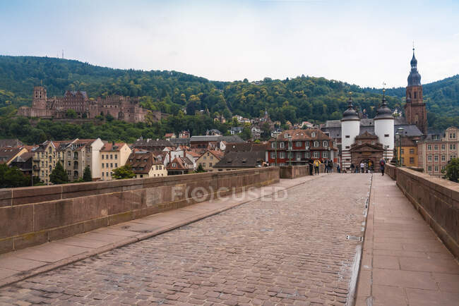 Alemanha, Baden-Wurttemberg, Heidelberg, Ponte Karl Theodor com Bruckentor e Castelo de Heidelberg em segundo plano — Fotografia de Stock