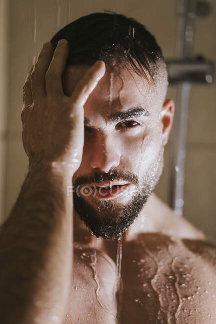 Тёлочка принимает прохладный душ (20 фото)