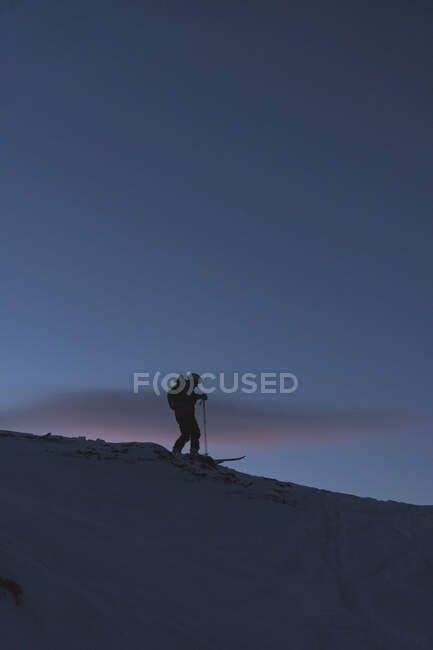 Homme mûr ski pendant l'hiver — Photo de stock