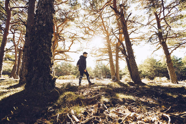 Escursionista di sesso maschile che cammina sulla terra nel bosco — Foto stock