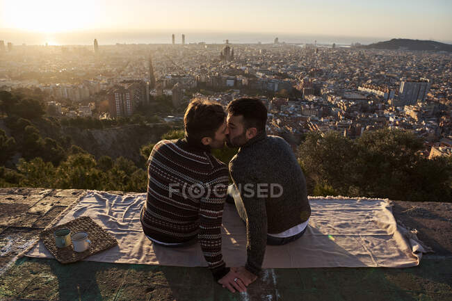 Homosexuelle Männer Küssen Sich Während Sie Auf Einem Aussichtspunkt Sitzen Bunkers Del Carmel