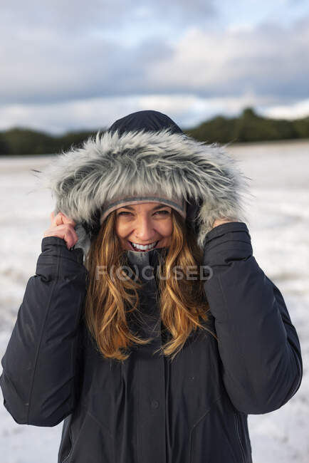 Щаслива жінка в теплому одязі взимку. — стокове фото