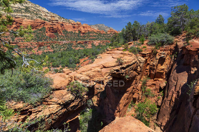 Rock formations at Devil's Bridge Trailhead on sunny day, Sedona, Arizona, USA — Stock Photo