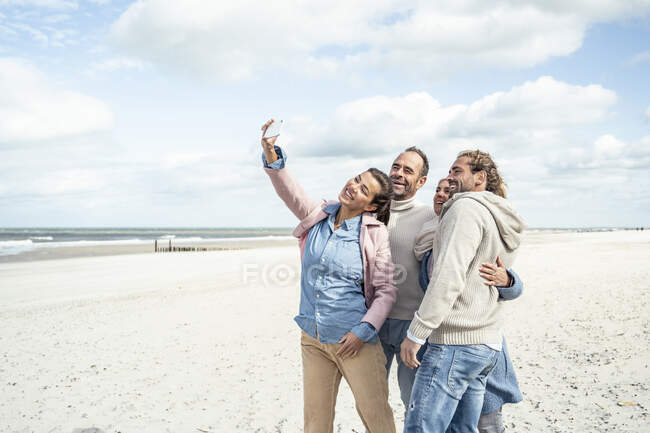 Grupo de amigos tomando selfie en la playa - foto de stock