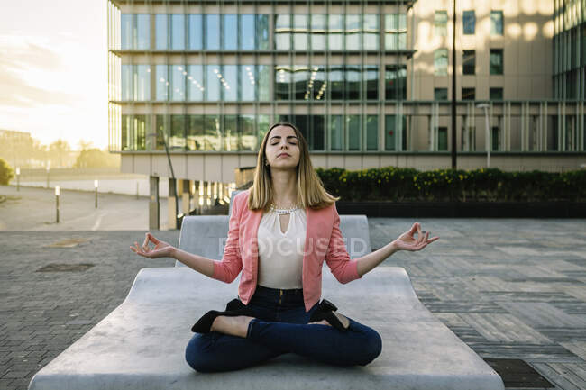 Espanha, Barcelona, Jovem empresária meditando na cidade — Fotografia de Stock