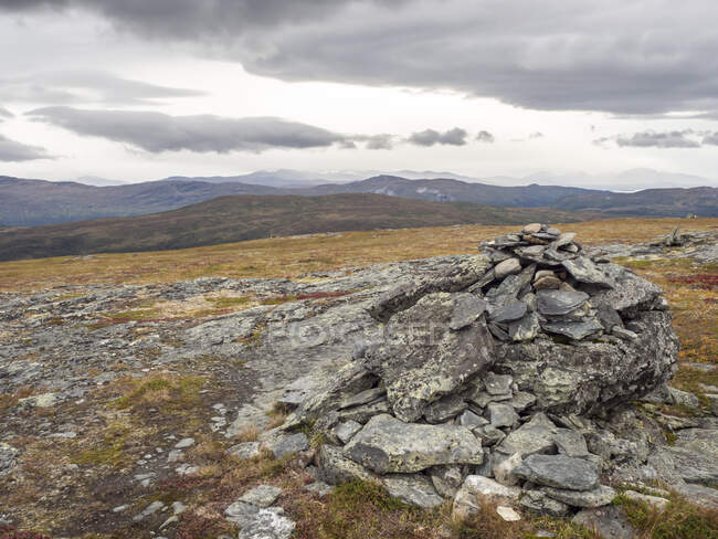 Felsen an Land gegen Berge bei Jamtaland, Schweden — Stockfoto