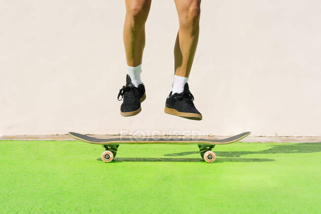Jambes de femme mature pratiquant le skateboard — Photo de stock